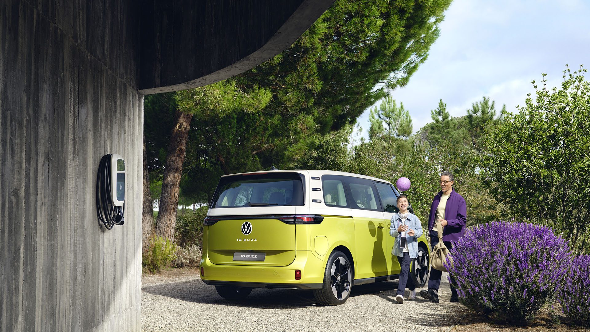 AMAG l'ID VW. Buzz in giallo bianco con una famiglia intorno 