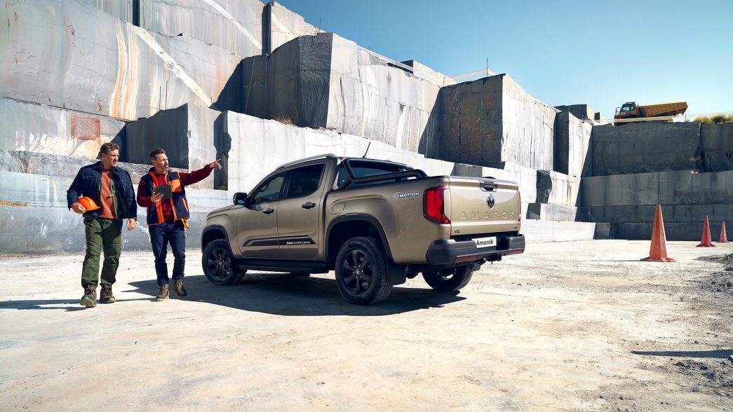 Un Amarok gris dans une carrière.