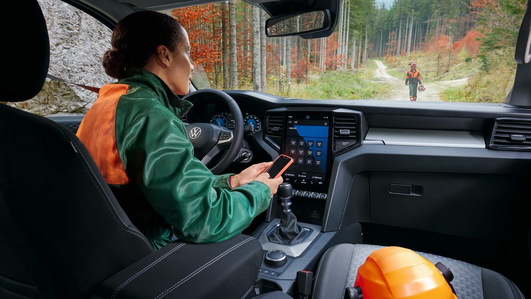 Vista dell'interno del VW Amarok con l'operaio forestale.