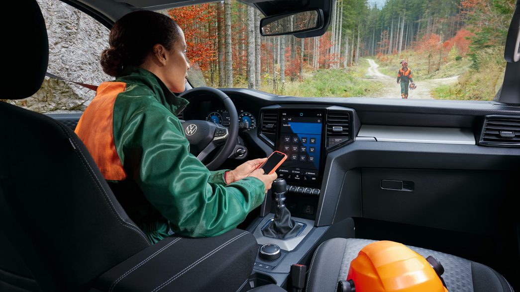 Vue de l'intérieur de l'Amarok avec une forestière.