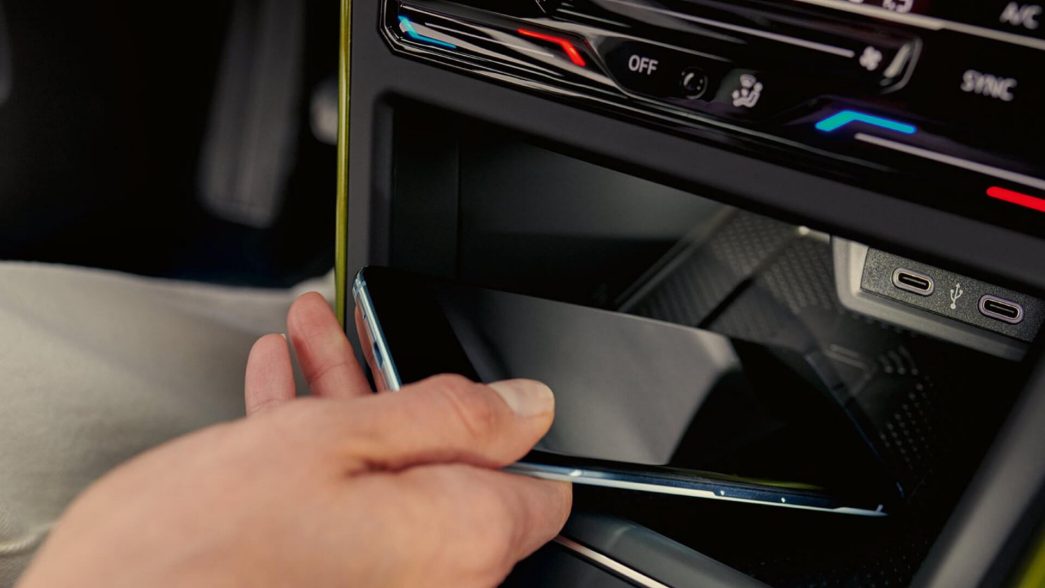 caricare smartphone nella VW Polo