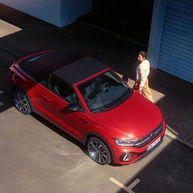 VW T-Roc Cabriolet rouge vue d'en haut avec femme à côté