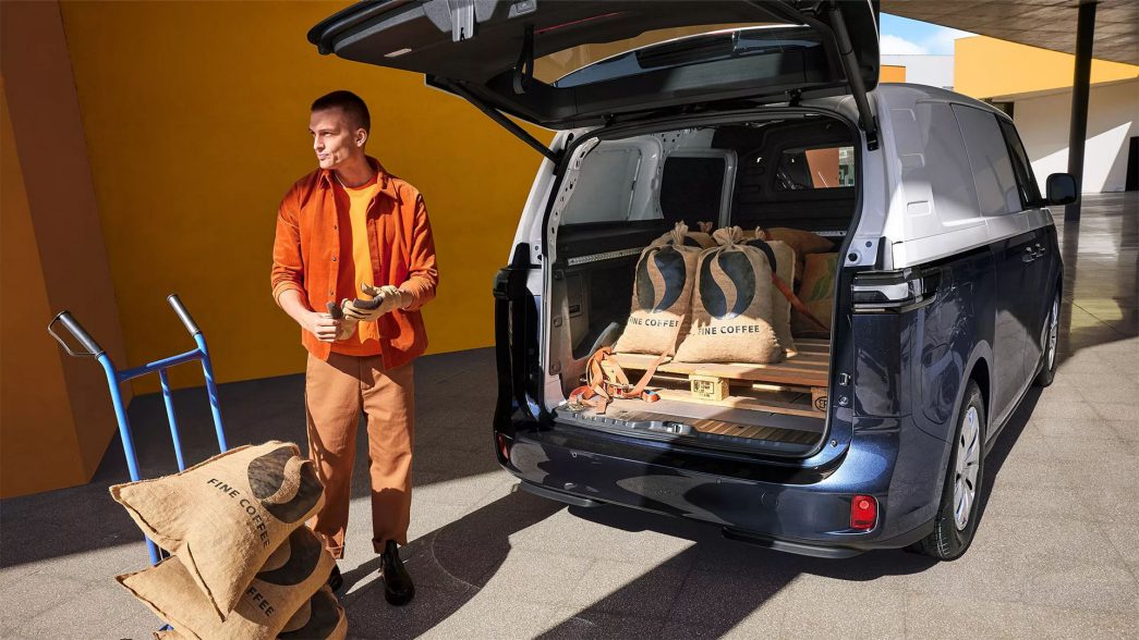 AMAG VW ID. L'uomo Buzz Cargo carica i bagagli