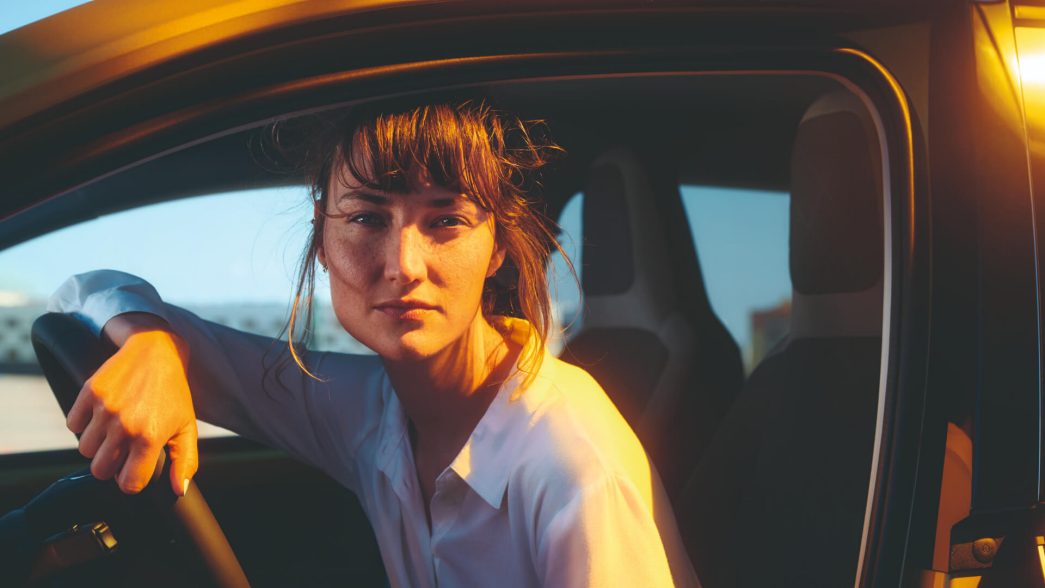 Femme conduit la VW e-up ! jaune - vue latérale