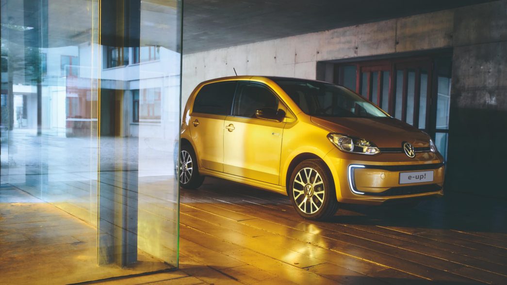 VW e-up ! jaune vue latérale