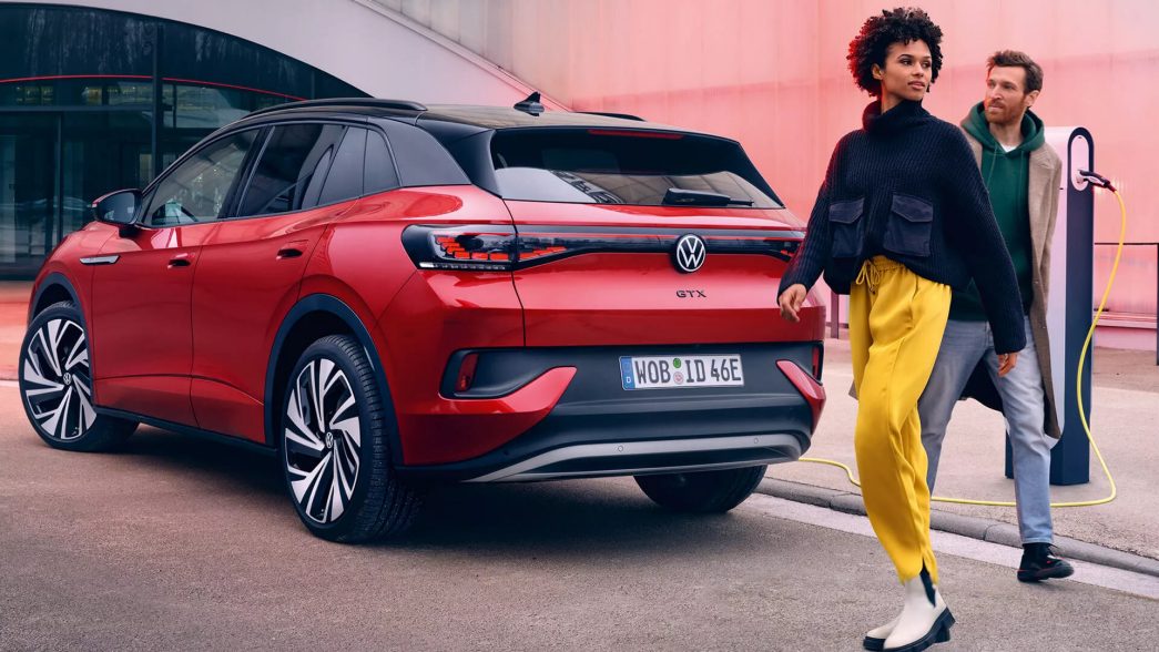 VW ID.4 GTX rouge vue arrière et latérale avec couple et station de recharge