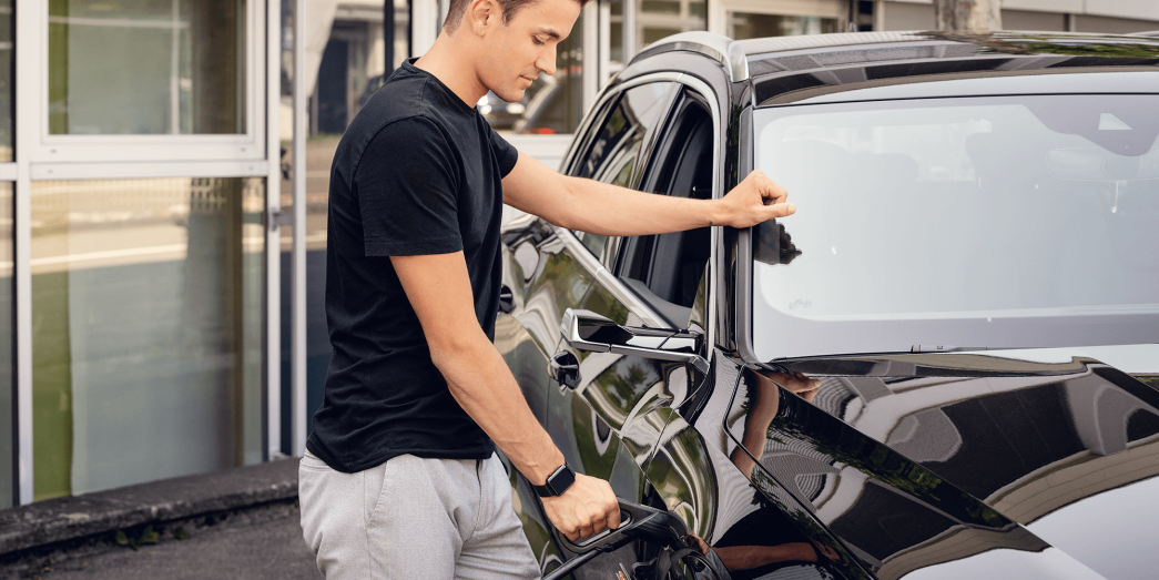 homme avec voiture électrique