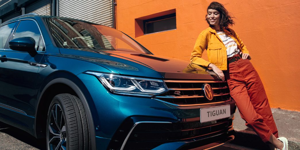 VW Tiguan bleu vue de face et latérale avec femme