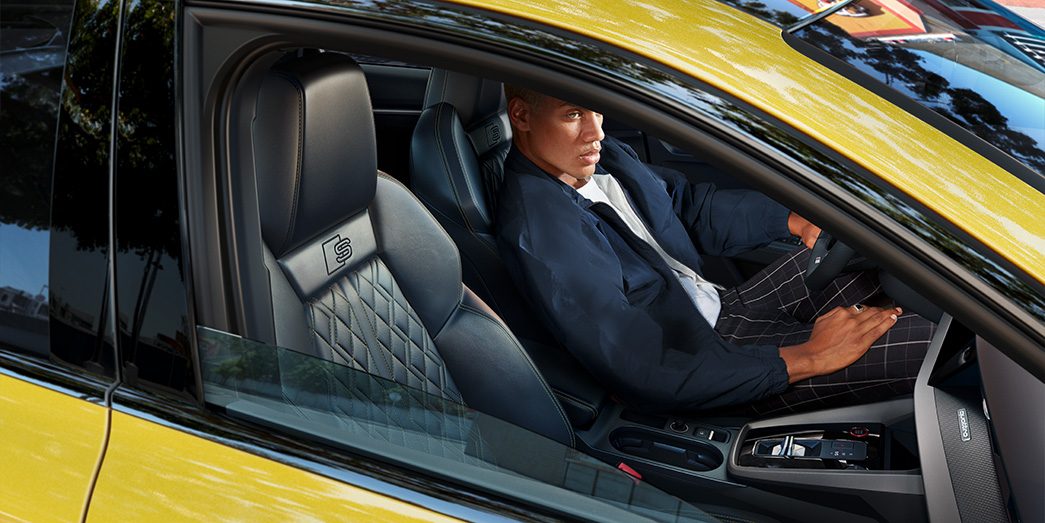 homme conduit Audi S3 Sportback