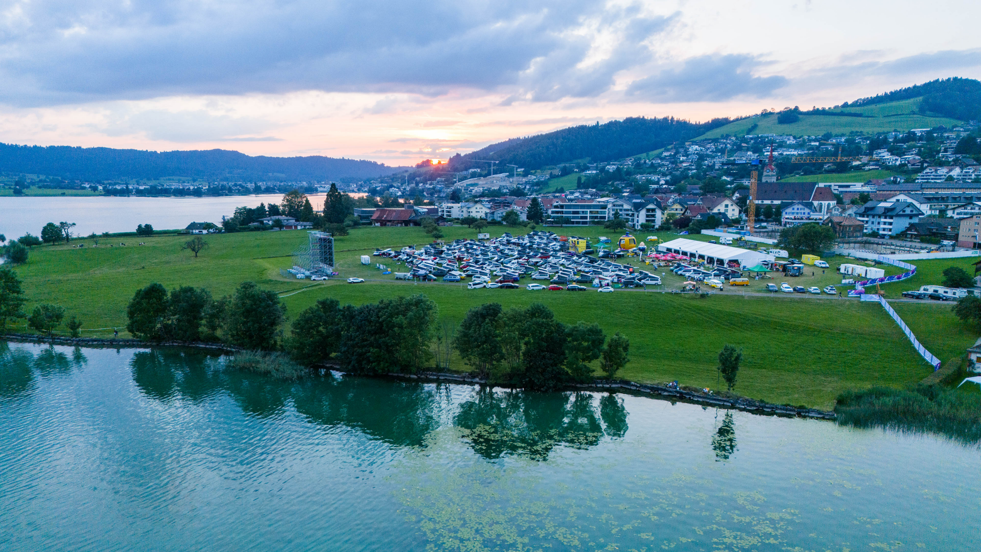 Blick vom See auf die Kino Wiese