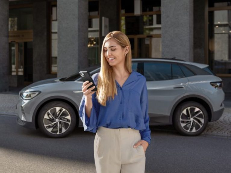 Frau schaut auf ein Smartphone