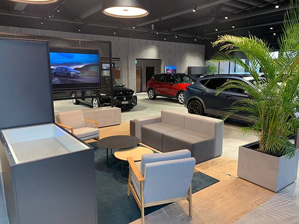 Neuer Showroom mit Sitzecke von SEAT und CUPRA der AMAG Pratteln 