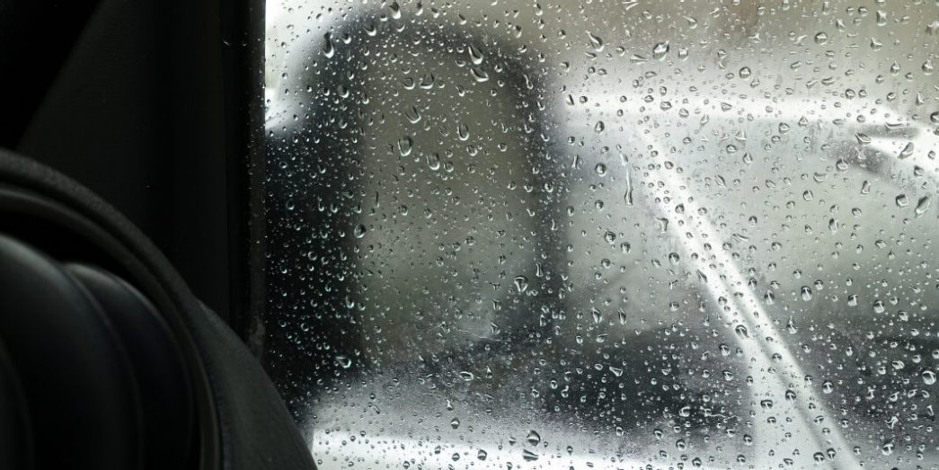 Comment nettoyer les traces de pluie sur les vitres ?