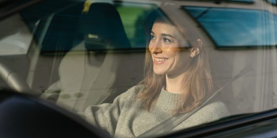 Blaues VW Elektroauto Seitenansicht und gelbes VW Elektroauto Frontansicht vor einem Gebäude