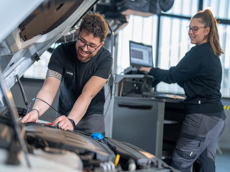 Homme et femme travaillant dans un atelier