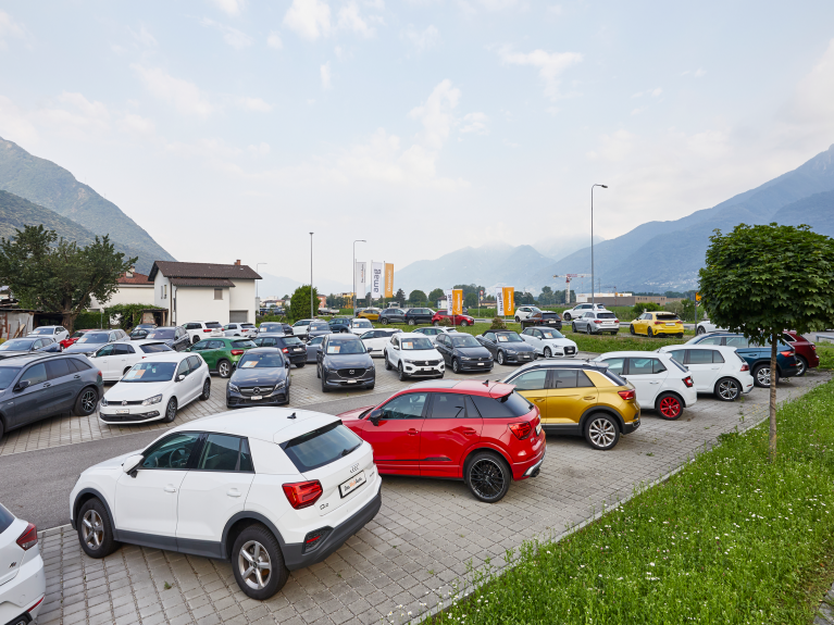 Mann und Frau bei Arbeit in Werkstatt