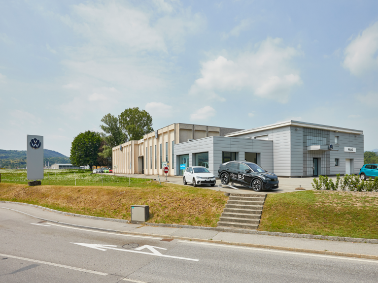 Mann und Frau bei Arbeit in Werkstatt