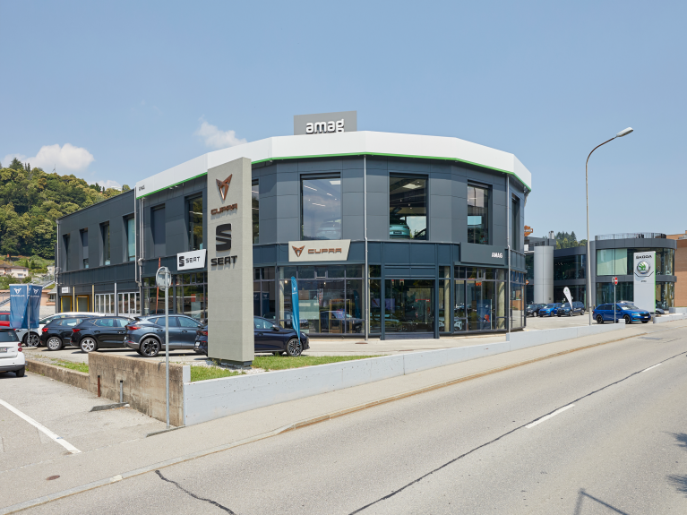 Mann und Frau bei Arbeit in Werkstatt