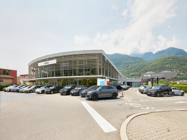 Mann und Frau bei Arbeit in Werkstatt