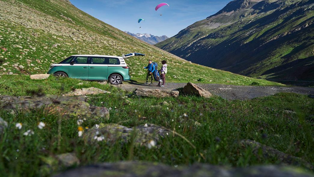 AMAG VW ID. Buzz Frau und Mann sitzen im Inneren und verbinden das Smartphone