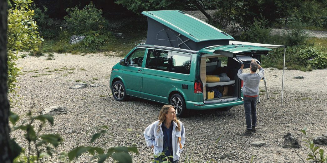 VW California vert vue latérale avec coffre ouvert