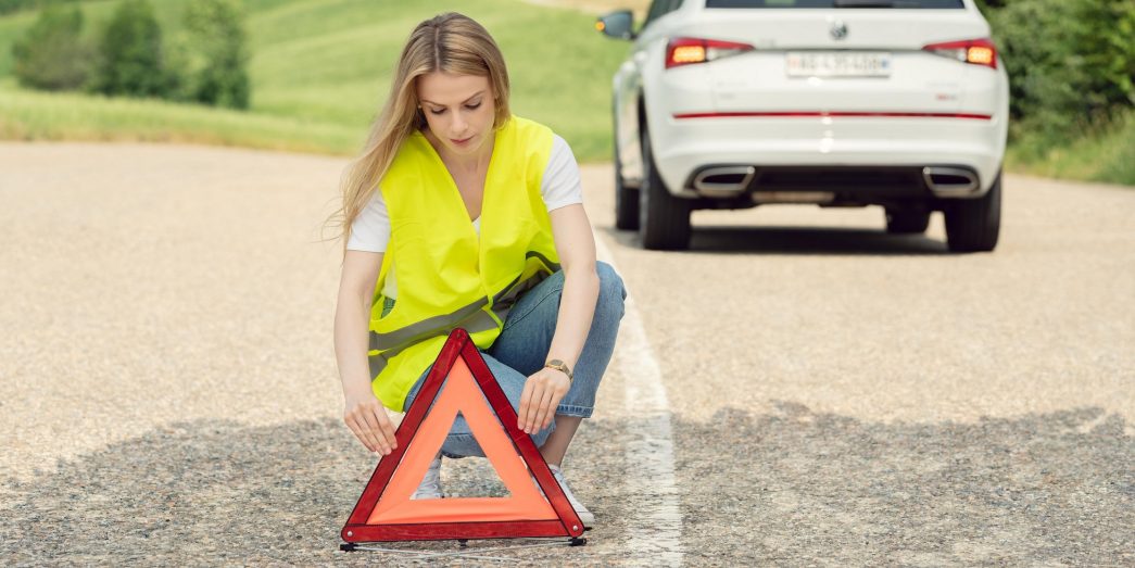 autoSense Frau im Auto schaut aus dem Fenster