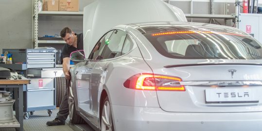 Tesla Reparatur