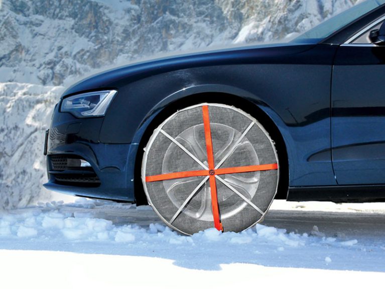 Roue de voiture avec "AutoSocks" enfilées