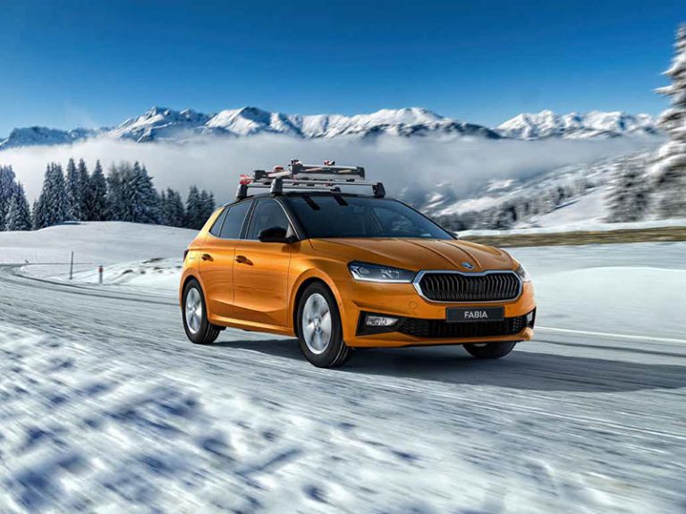 Voiture dans la neige avec galerie de toit