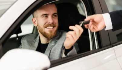 Un homme se voit remettre les clés d'une voiture pour un essai routier