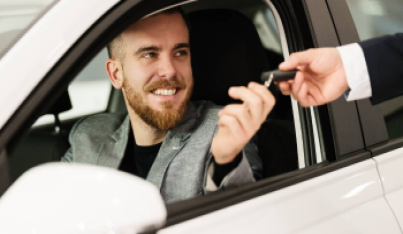 All'uomo vengono consegnate le chiavi dell'auto per un test drive