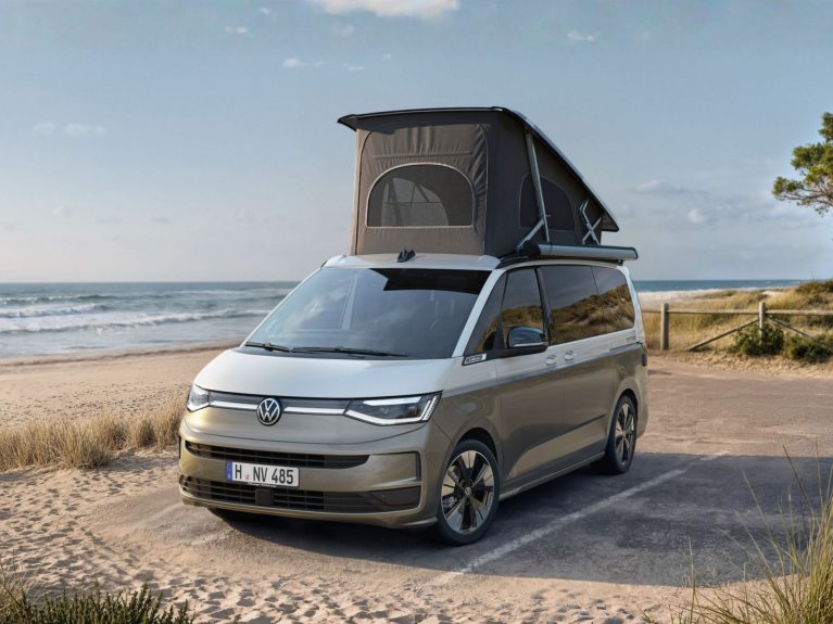 VWNF California braun weiss am Strand Frontansicht